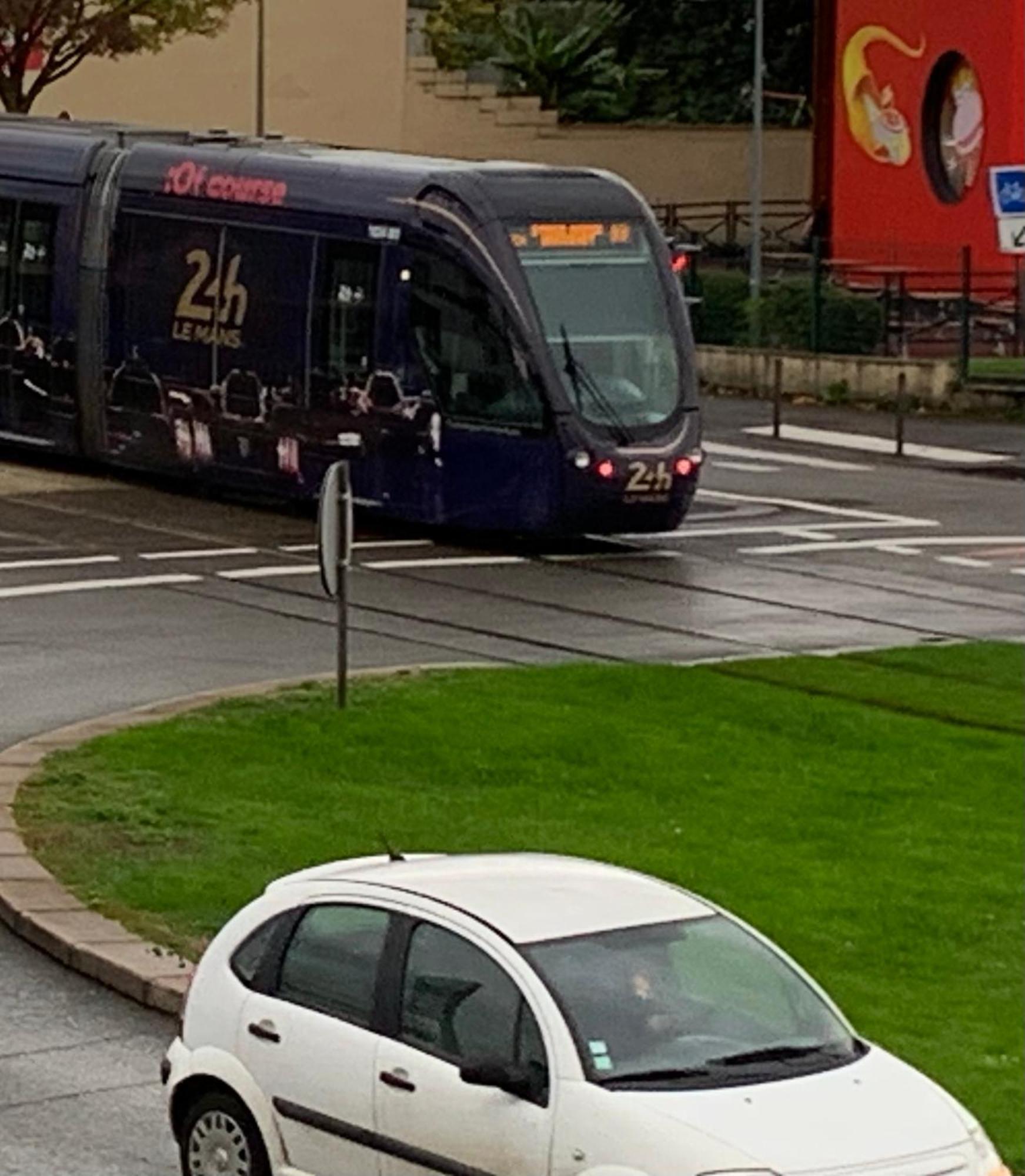 Appartement 2 chambres accès direct circuit et gare en tram en moins de 10mn Le Mans Esterno foto